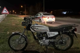 Kaldırıma çarpıp devrilen motosiklette 2 kişi yaralandı