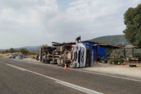 Kamyon devrildi, sürücü yara almadan kurtuldu