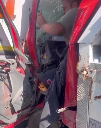 Kamyonet tıra arkadan çarptı: 3 yaralı