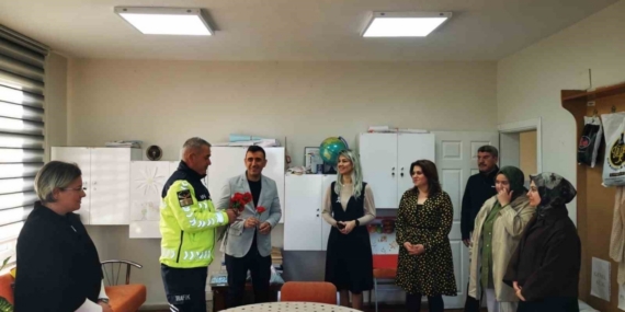 Karacabey’de jandarmadan Öğretmenler Günü’nde anlamlı ziyaret