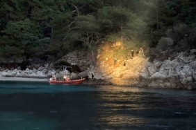 Karadan ulaşım olmayan koyda mahsur kalan düzensiz göçmenler kurtarıldı