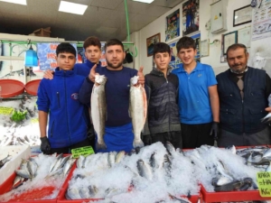 Karadeniz’deki bolluk balık fiyatlarını düşürdü: Kilis’te hamsi 100 liraya indi