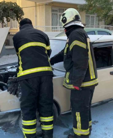 Karaman’da alev alan Fiat Tofaş’ı vatandaşlar söndürdü