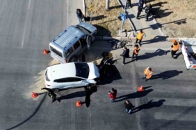 Karaman’da hafif ticari araçla otomobil çarpıştı: 3 yaralı