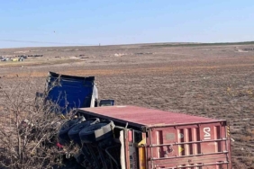 Karapınar’da çekici devrildi: 1 yaralı