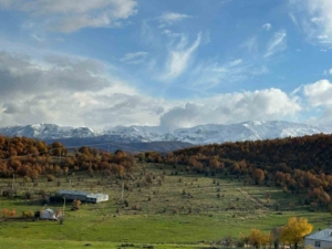 Karla kaplı dağlar sonbaharın renkleriyle buluştu