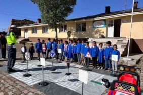 Kars’a jandarmadan öğrencilere yönelik trafik eğitimi