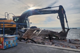 Karşıyaka’daki kaçak iskeleler yıkılıyor