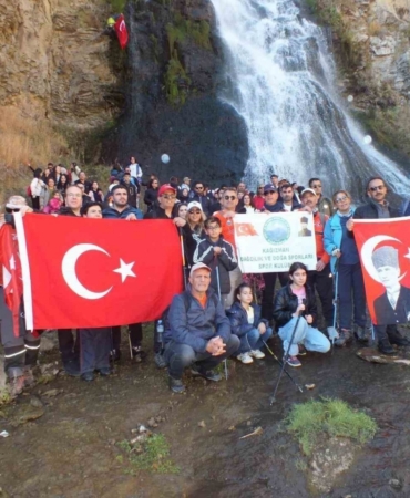 Kars’ta 100 dağcı Susuz Şelalesi’ne yürüdü