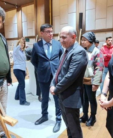 Kars’ta "100+2 şehirler arası karma sergi" sanatseverlerle buluştu