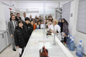 Kars’ta öğrenciler laboratuvarda analiz süreçlerini yerinde gözlemledi