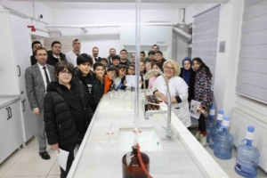 Kars’ta öğrenciler laboratuvarda analiz süreçlerini yerinde gözlemledi