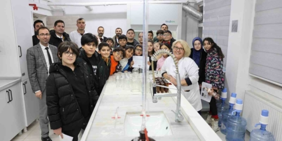 Kars’ta öğrenciler laboratuvarda analiz süreçlerini yerinde gözlemledi
