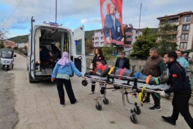 Kasksız motosiklet sürücüsü kazada yaralandı