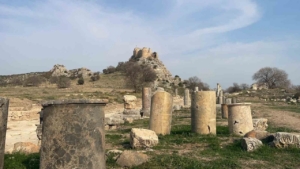 Kastabala Tiyatrosu’ndaki kazılarda yeni masklar ortaya çıkarıldı