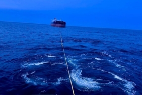 Kastamonu açıklarında isabet alan "Virat" isimli gemi Türkeli’ye çekiliyor