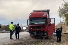 Kavşağa aşırı hızla girerek otomobil sürücüsünün ölümüne neden olan tır sürücüsü tutuklandı