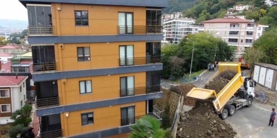 Kayma ve eğilme olan 5 katlı binada yıkım için hazırlıklar başladı