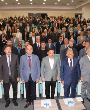 Kayseri Valisi Gökmen Çiçek "Bu bayrakların olduğu coğrafyada yaşayan hiç kimse kendini göçmen hissetmez"