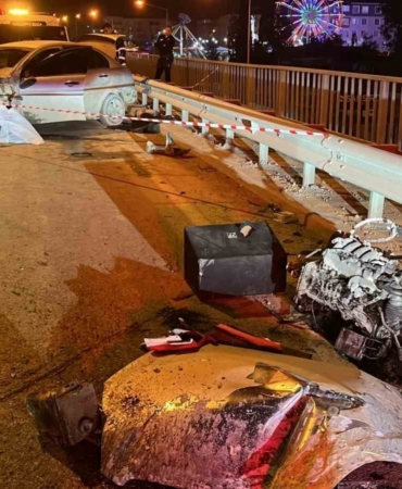 Kazada motoru yerinden fırlayan otomobilin sürücüsü ağır yaralandı