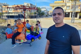 Kendi çocukken hiç binmedi: Mahalle mahalle gezerek çocukları dönme dolabına bindiriyor