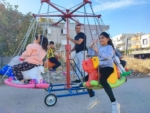 Kendi çocukken hiç binmedi: Mahalle mahalle gezerek çocukları dönme dolabına bindiriyor