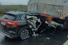 Keşan’da otomobil tırın dorsesine çarptı: 3 kişi yaralandı