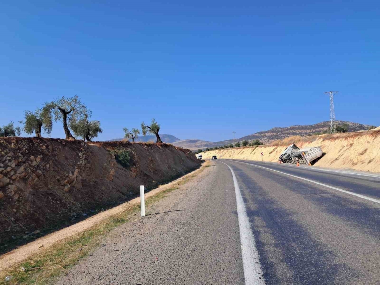 Kilis’te kamyon, tır ve beton mikseri çarpıştı