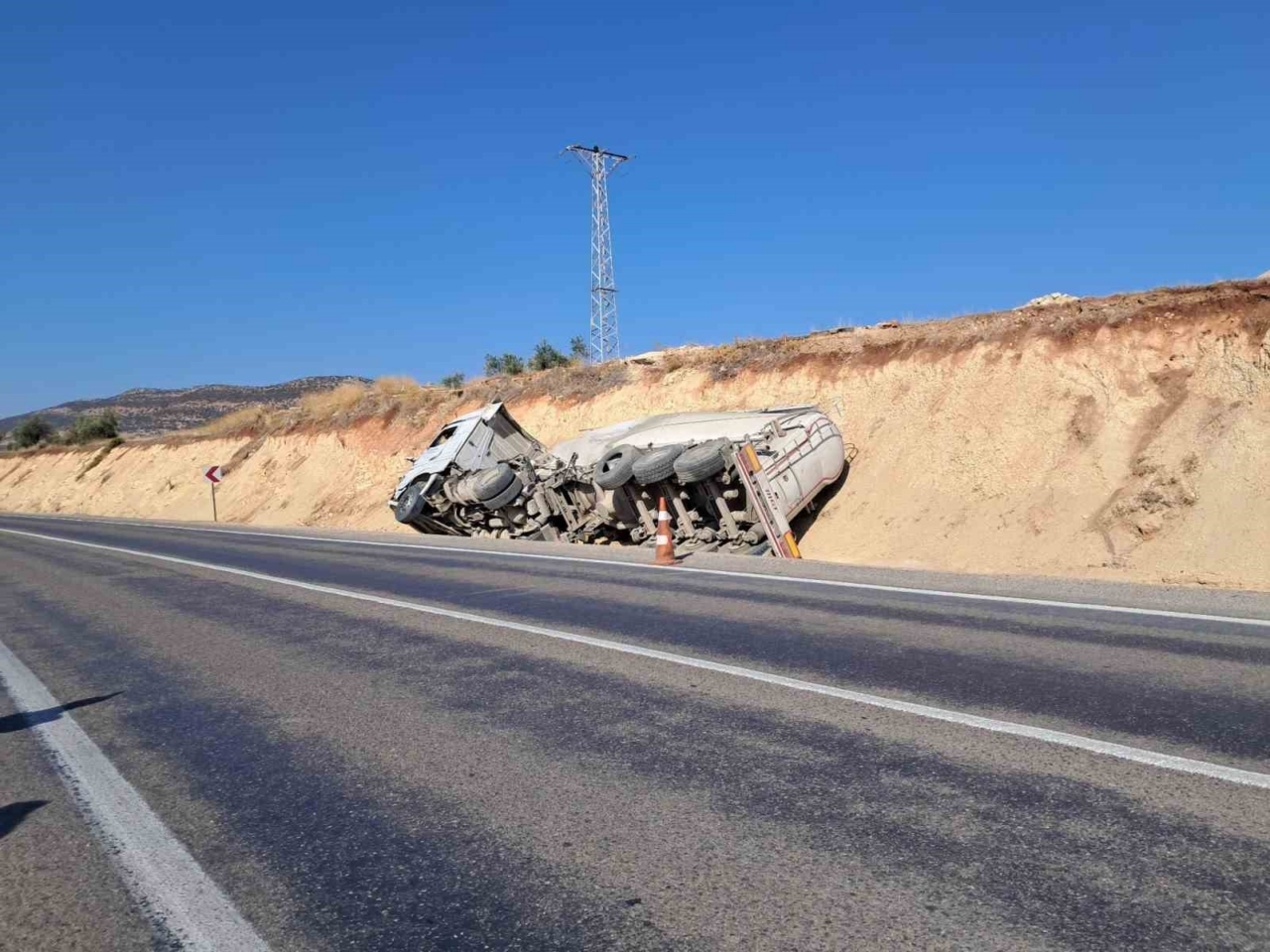 Kilis’te kamyon, tır ve beton mikseri çarpıştı