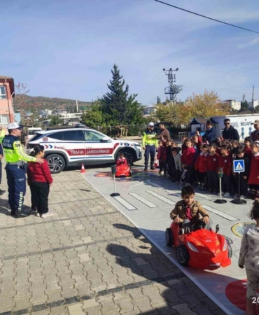 Kilis’te öğrencilere ‘Mobil Trafik Aracı’ ile trafik eğitimi verildi