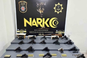 Kilis’te tır ve evlerde silah ile kaçak sigara ele geçirildi: 1 tutuklama