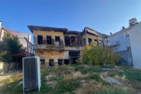 Kiracının itirazları yüzünden yıkımı yarım kalan metruk bina tamamen yıkıldı