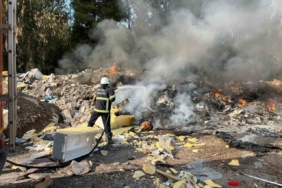 Kırıkhan’da hurdalık alanda çıkan yangını itfaiye ekipleri söndürdü