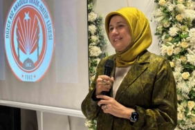 Kızılay Genel Başkanı Yılmaz, Düzce’de 41 yıllık eğitim hayatını noktalayan hocası için düzenlenen veda programına katıldı