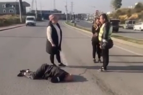 Kocaeli’de otomobil yayalara çarpıp refüje çıktı: 1’i ağır 2 yaralı