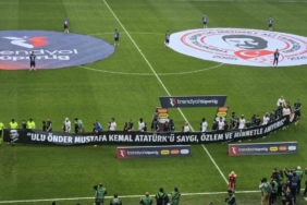 Kocaelispor - Galatasaraylı futbolcular sahaya 10 Kasım pankartıyla çıktı