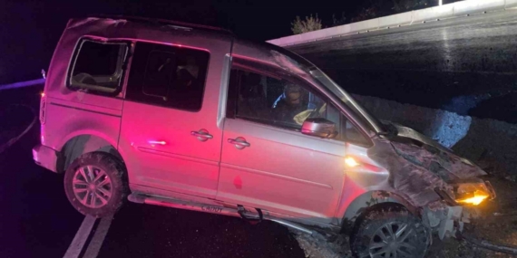 Kontrolden çıkan araç trafik levhalarına çarptı: 2 yaralı