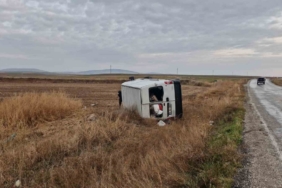 Kontrolden çıkan minibüs tarlaya devrildi: 3 yaralı