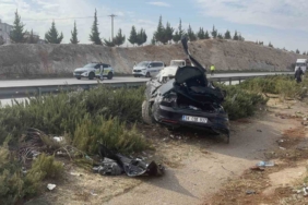 Kontrolden çıkan otomobil taklalar atarak refüje uçtu: 1 ölü, 4 yaralı