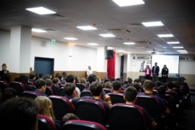 Konyaaltı Belediyesi okul kütüphanesine kitap bağışı yaptı