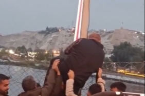 Köprüden atlamak isteyen kişiyi yoldan geçen sürücüler engelledi