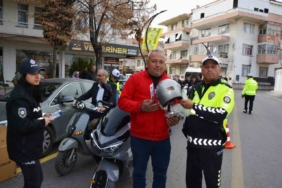 Korkuteli ilçesinde motosiklet sürücülerine kask dağıtıldı