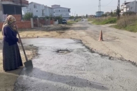 Köstebek yuvasına dönen yolu kendi imkanlarıyla onararak beton attılar