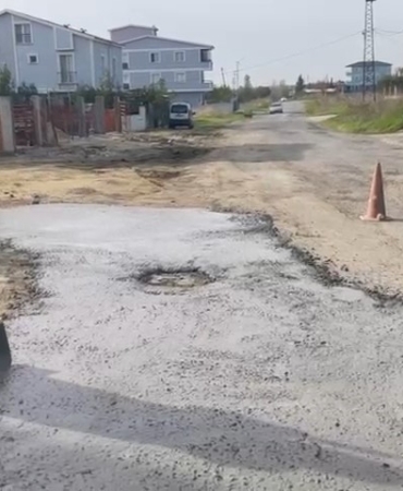 Köstebek yuvasına dönen yolu kendi imkanlarıyla onararak beton attılar