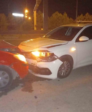 Kotrolden çıkan otomobil radar görevi yapan polis aracına çarptı, 2 kişi yaralandı