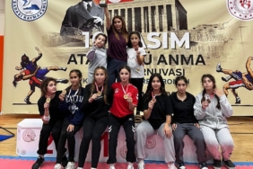 Köyceğizli güreşçi kızlar madalyaları topladı