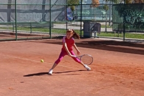 Küçük tenisçi turnuvaya davet edildi