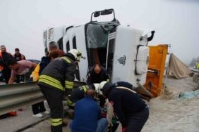 Kum yüklü tır devrildi: Sıkışan sürücü itfaiye tarafından kurtarıldı