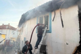 Kütahya’da çıkan yangında iki ev ve bir ahır kullanılamaz hale geldi