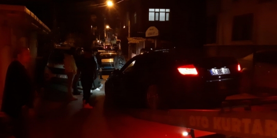 Lüks otomobilin içinde dehşeti yaşadı, kaçarken kaza yaptı